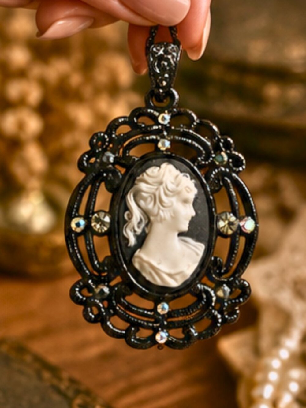 Vintage-Style Black Cameo Pendant - Picture 2 of 3